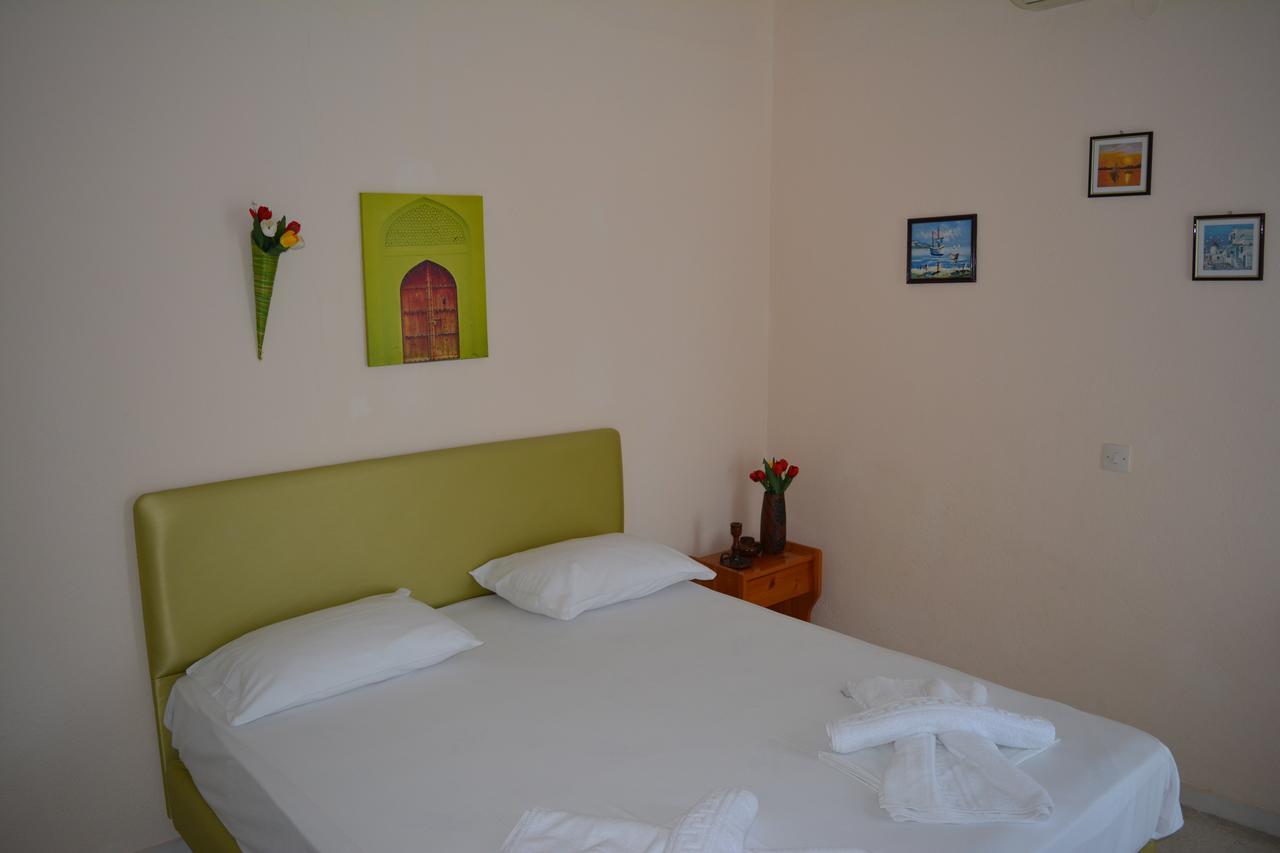 Kangaroo Hotel Moles Kalyves Exteriör bild