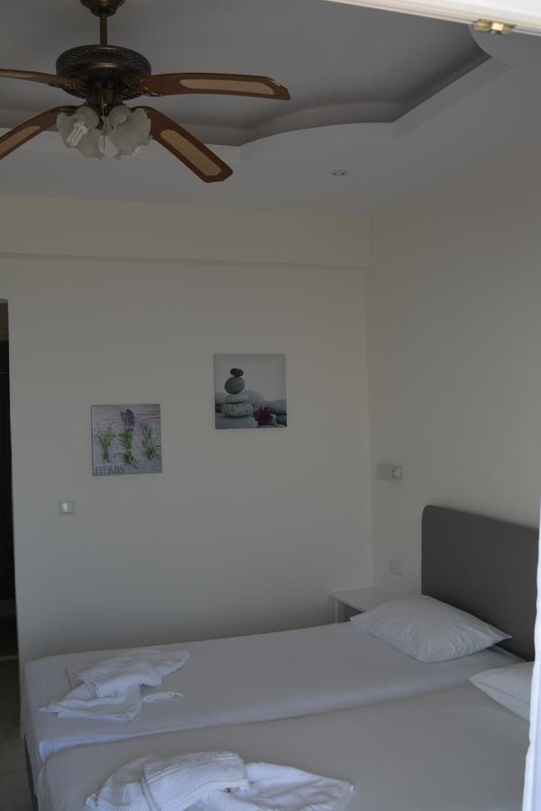 Kangaroo Hotel Moles Kalyves Exteriör bild