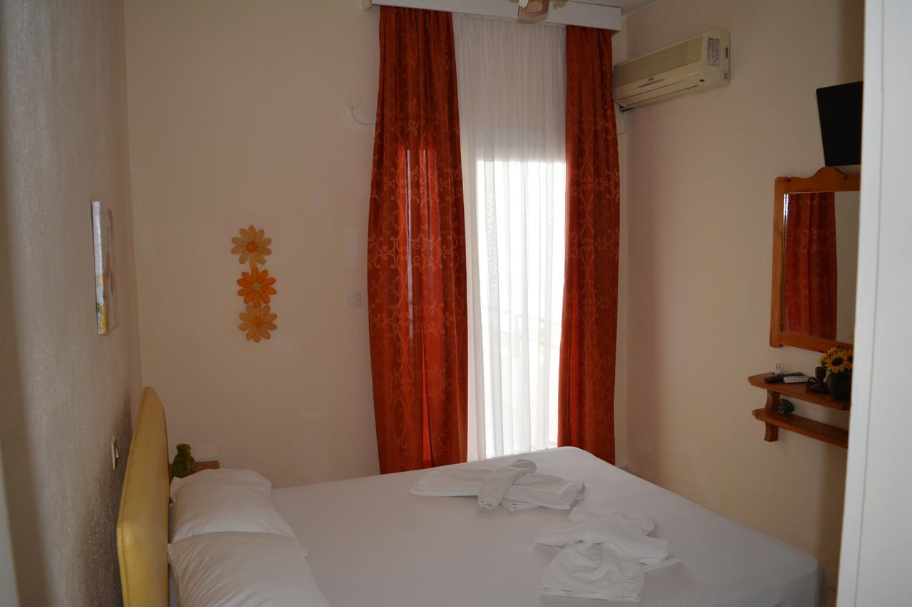 Kangaroo Hotel Moles Kalyves Exteriör bild