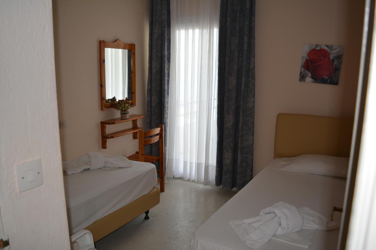 Kangaroo Hotel Moles Kalyves Exteriör bild